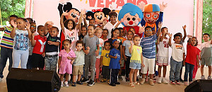 Josefa Castillo Rodríguez, directora ejecutiva de INAIPI, junto a los niños que asistieron al evento mi verano en familia en Santiago