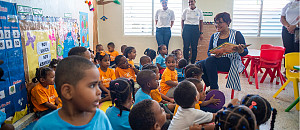 Josefa Castillo Rodríguez, directoria del INAIPI, lee cuento a los niño en el aula en el inicio de apertura para el año 2025-2026