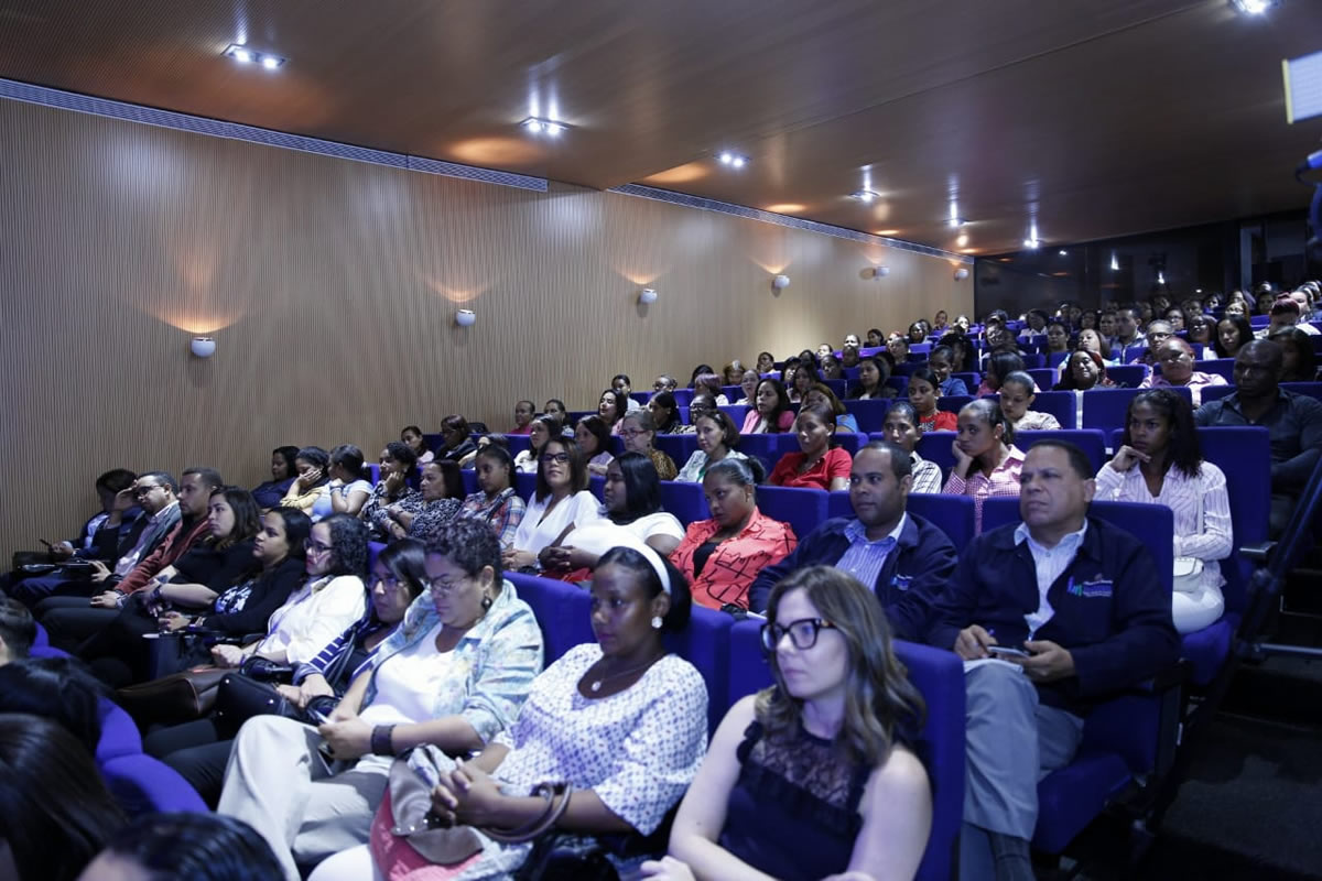 Vista parcial de personalidades en el Inicio Diplomado