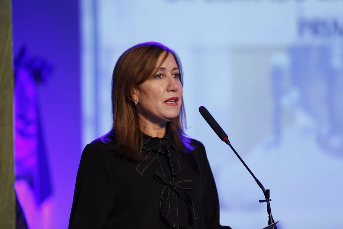 La representante de la OEI en el país, señora Catalina Andújar Scheker, de pie en podium