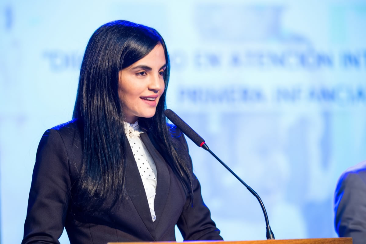 La Directora General del INAIPI, Berlinesa Franco, de pie en podium