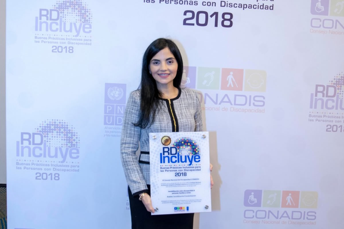 La Directora General del INAIPI, Berlinesa Franco, recibe galardón de la premiación 