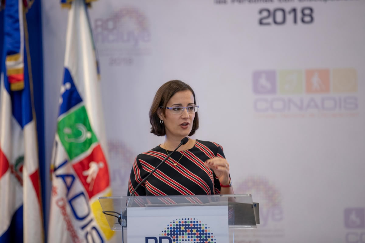 La representante residente adjunta del PNUD, Luciana Mermet, habla en el Acto de la premiación