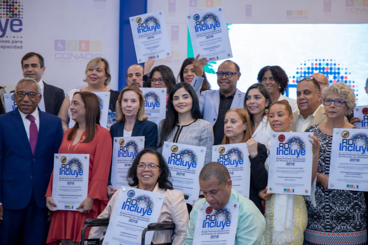 Representantes de las instituciones galardonadas junto al Director General del CONADIS, Lic. Magino Corporán