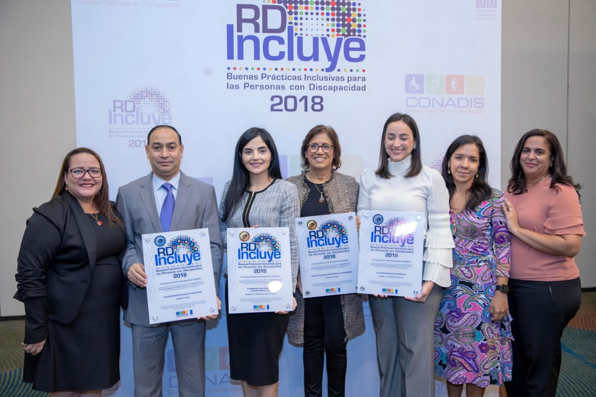La Directora General del INAIPI, Berlinesa Franco, en compañía de funcionarios de la institución recibe los galardones de la premiación 