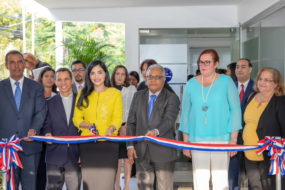 La directora del INAIPI, acompañada por el ministro de Salud Pública, la ministra de la Mujer y el Director General de DIGEPEP, hace el corte de cinta para la inauguración de la sala de lactancia de la Sede Central
