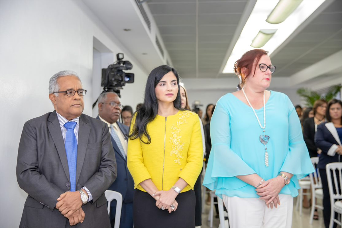 La directora del INAIPI, acompañada por el ministro de Salud Pública, la ministra de la Mujer y el Director General de DIGEPEP, hace el corte de cinta para la inauguración de la sala de lactancia de la Sede Central.