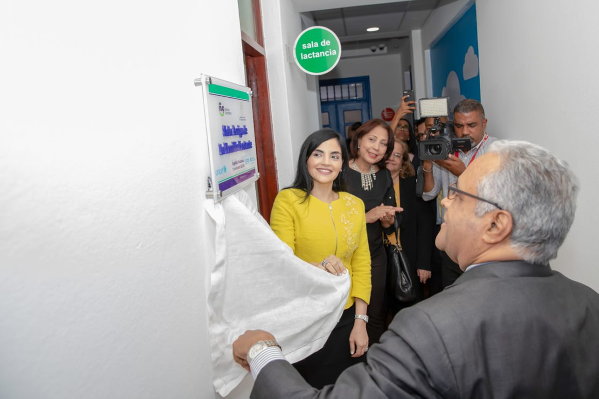 La directora del INAIPI, acompañada por el ministro de Salud Pública, la ministra de la Mujer y el Director General de DIGEPEP, hace el corte de cinta para la inauguración de la sala de lactancia de la Sede Central.