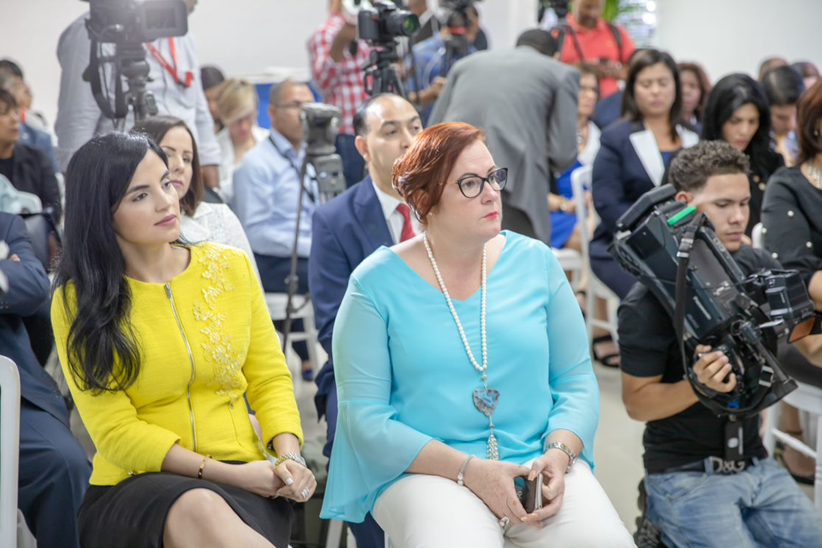 La directora del INAIPI, acompañada por el ministro de Salud Pública, la ministra de la Mujer y el Director General de DIGEPEP, hace el corte de cinta para la inauguración de la sala de lactancia de la Sede Central.