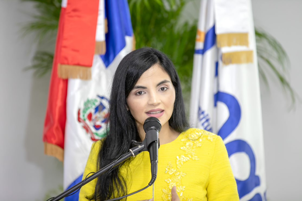 La directora del INAIPI, acompañada por el ministro de Salud Pública, la ministra de la Mujer y el Director General de DIGEPEP, hace el corte de cinta para la inauguración de la sala de lactancia de la Sede Central.