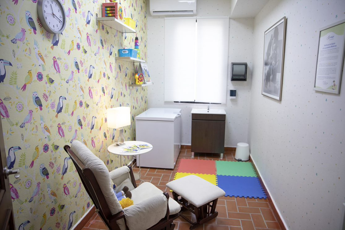 La directora del INAIPI, acompañada por el ministro de Salud Pública, la ministra de la Mujer y el Director General de DIGEPEP, hace el corte de cinta para la inauguración de la sala de lactancia de la Sede Central.