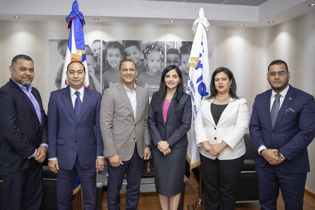 La Directora del INAIPI, en compañía con el ingeniero Jorge Minaya, Director Ejecutivo del Instituto Nacional de Educación Física (INEFI) junto a otros funcionarios de la institución