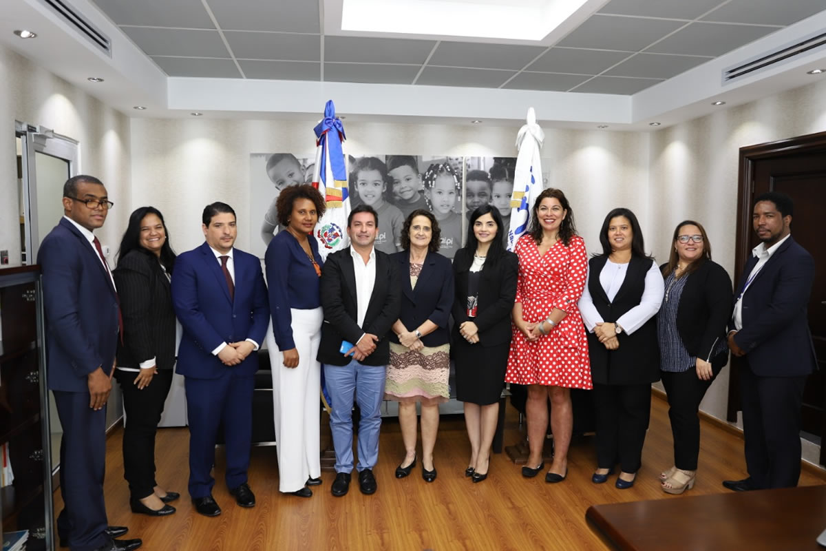 La directora general del INAIPI, Berlinesa Franco, junto a la Señora Rosa Elcarte, representante de UNICEF en República Dominicana junto a otros colaboradores de ambas instituciones