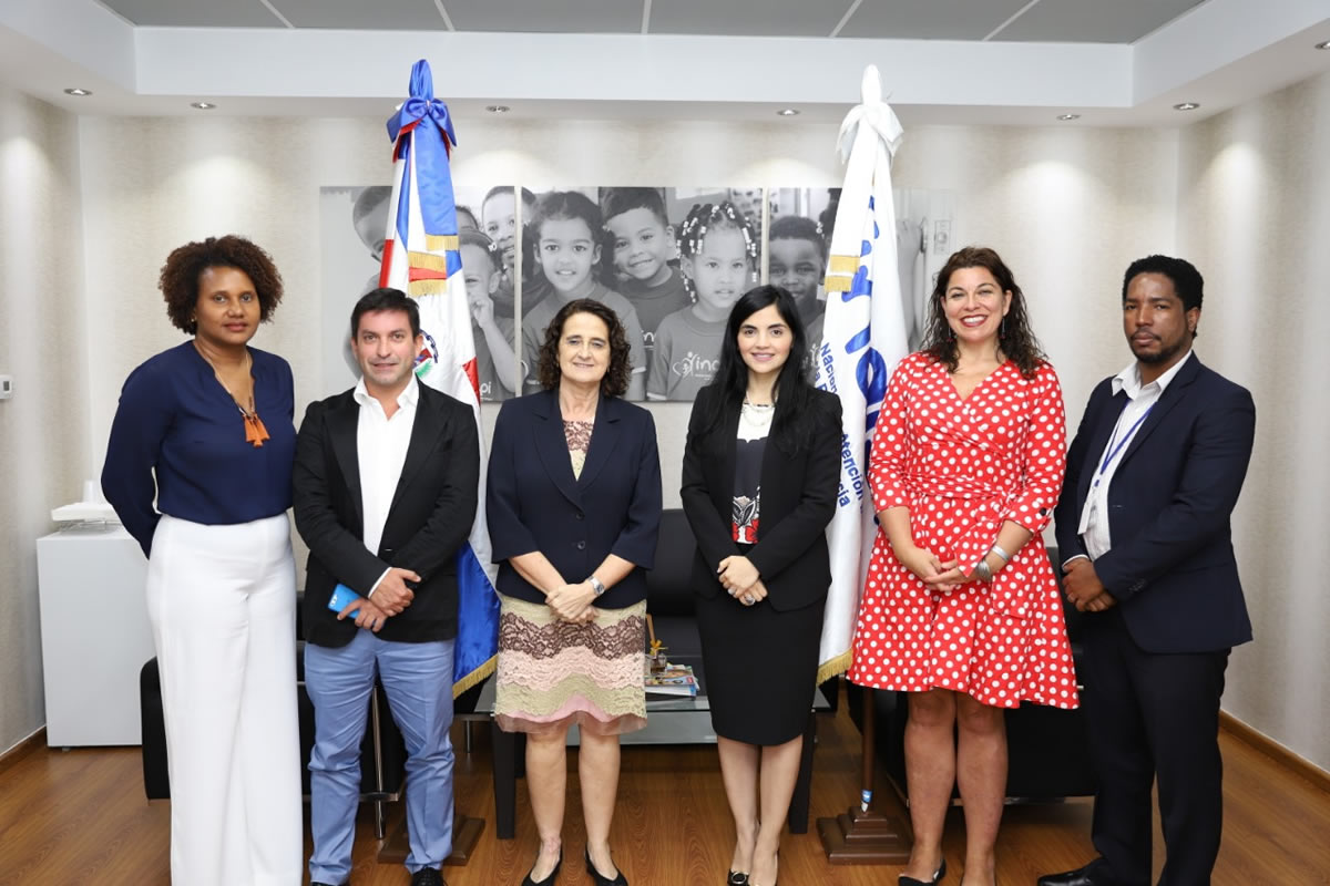 Al centro, la directora general del INAIPI, Berlinesa Franco, junto a la Señora Rosa Elcarte, representante de UNICEF en República Dominicana