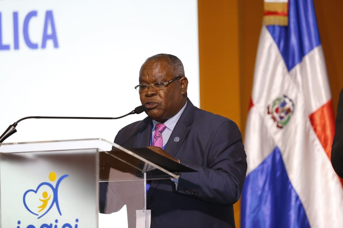 El Lic. Juan López, sub-director general de Gestión Institucional del INAIPI, da lectura al Manifiesto por la Primera Infancia en RD