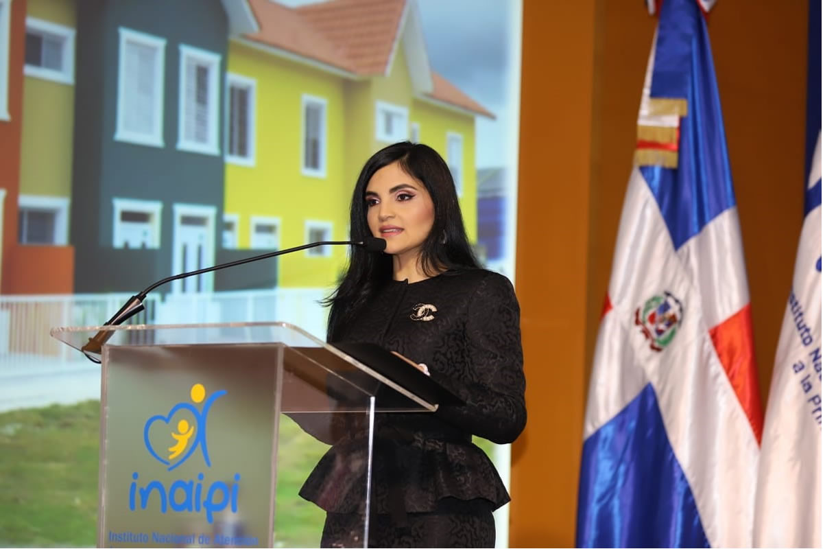 La Directora Berlinesa Franco mientras pronuncia el discurso de apertura del Seminario