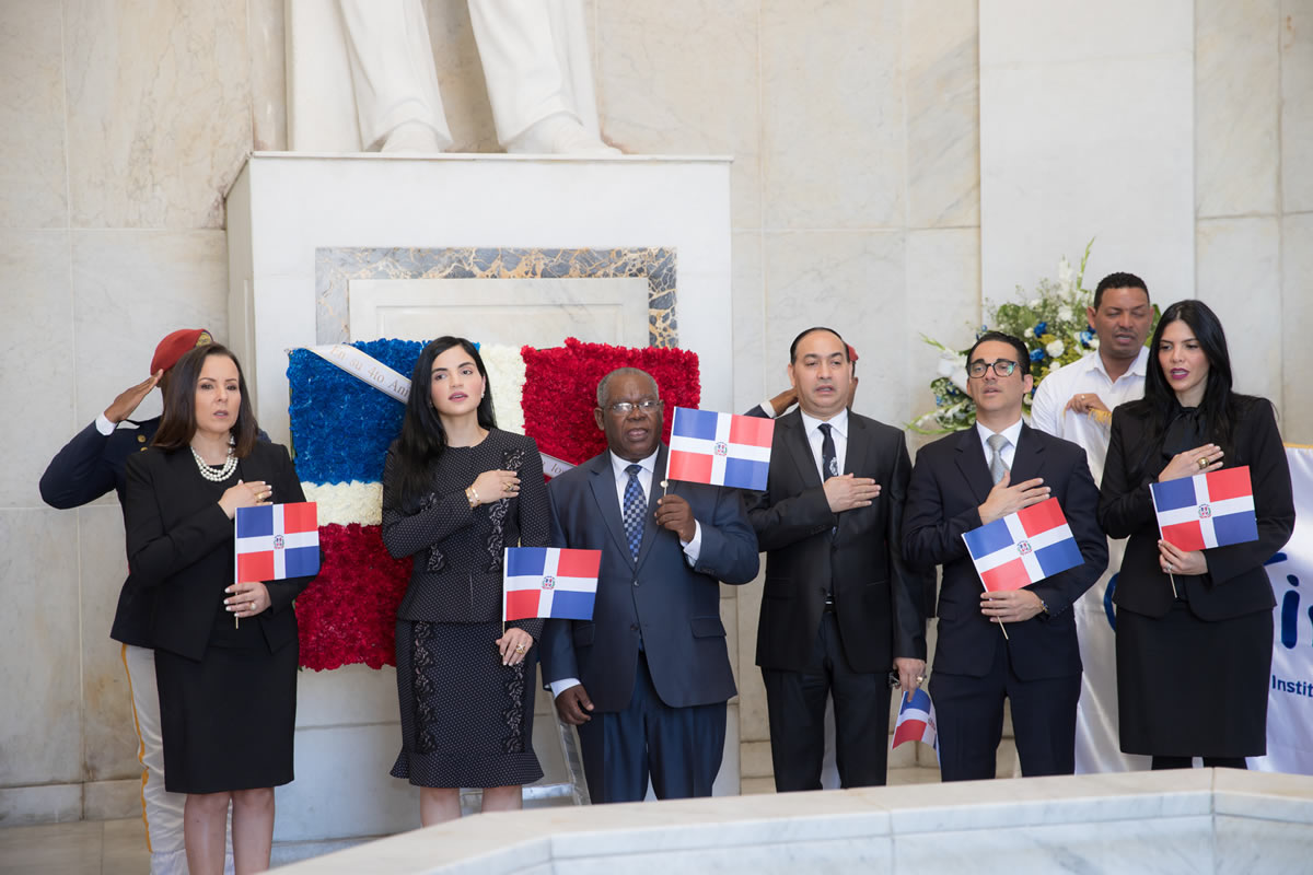 Funcionarios del INAIPI entonan las notas del Himno Nacional Dominicano, durante la ofrenda floral en el Altar de la Patria