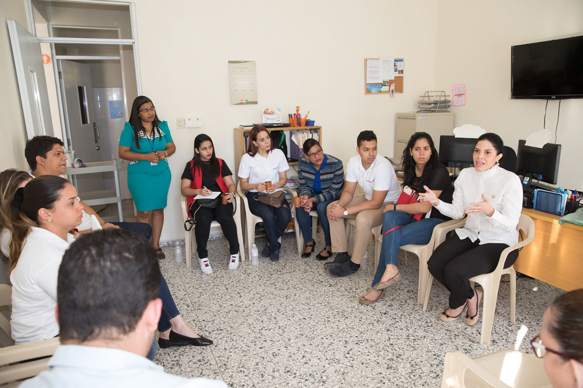 Equipo de DIGEPRES conoce servicios del INAIPI