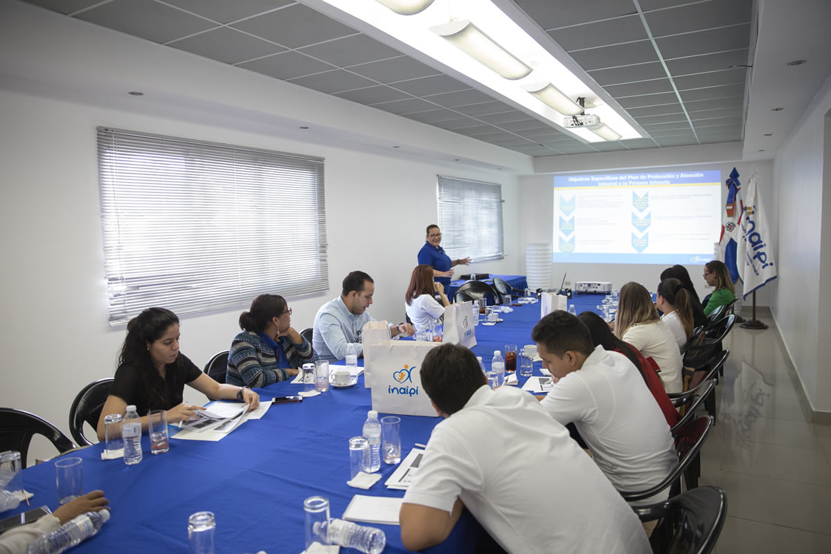 Equipo de DIGEPRES conoce servicios del INAIPI
