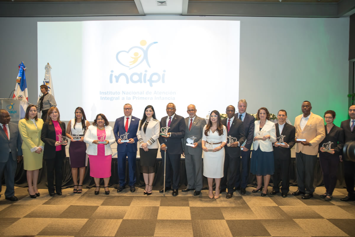 Representantes de las 13 instituciones nacionales e internacionales que, por sus aportes a la Primera Infancia, recibieron placas de reconocimientos del INAIPI