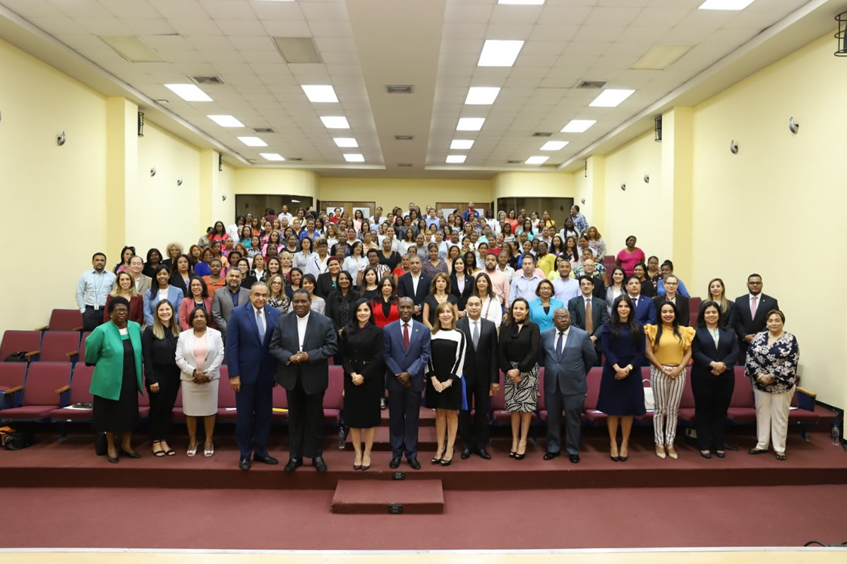 Lic. Berlinesa Franco, directora ejecutiva INAIPI junto a Catalina Andújar, directora de OEI en RD; Andrés de las Mercedes, director ejecutivo del INAFOCAM; Monseñor Jesús Castro Marte, rector de la universidad Católica de Santo Domingo y Julio Amado Castaños Guzmán, rector de la Universidad Iberoamericana UNIBE, subdirectores y colaboradores del INAIPI. 