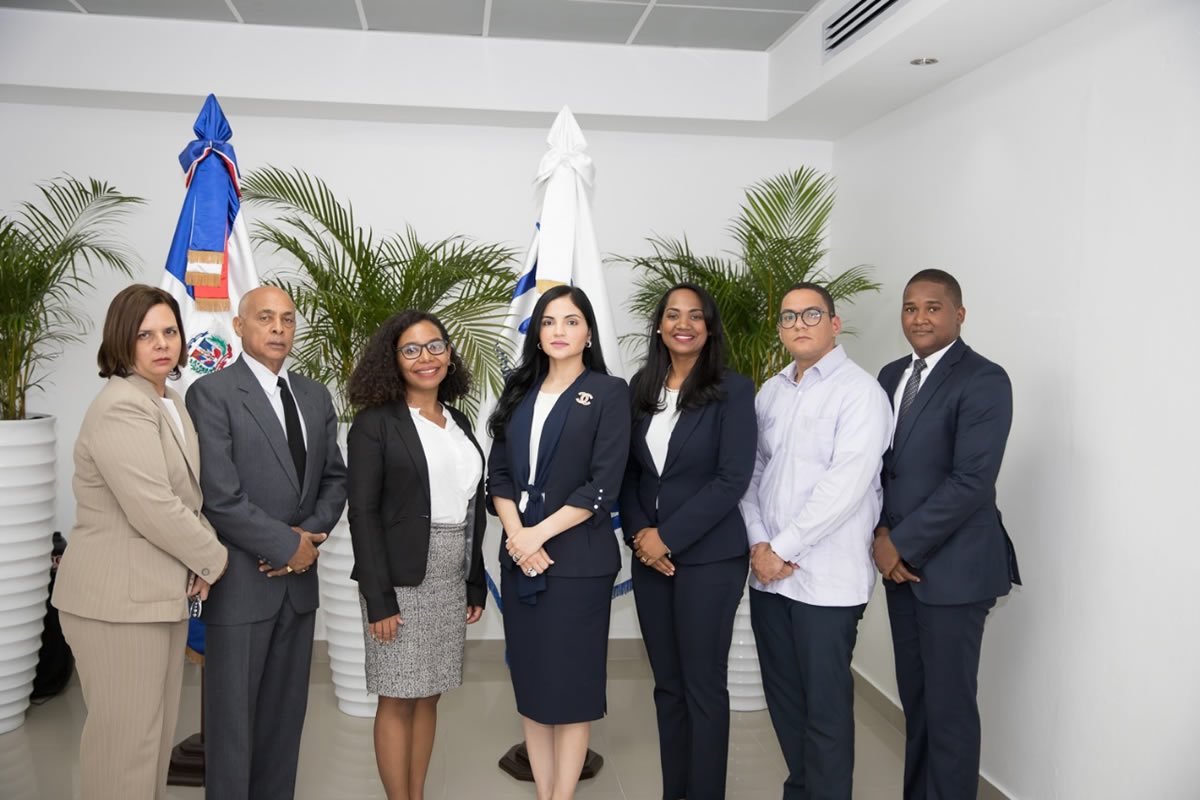 La directora ejecutiva del INAIPI, Berlinesa Franco junto a miembros del Comité de Ètica del la institución