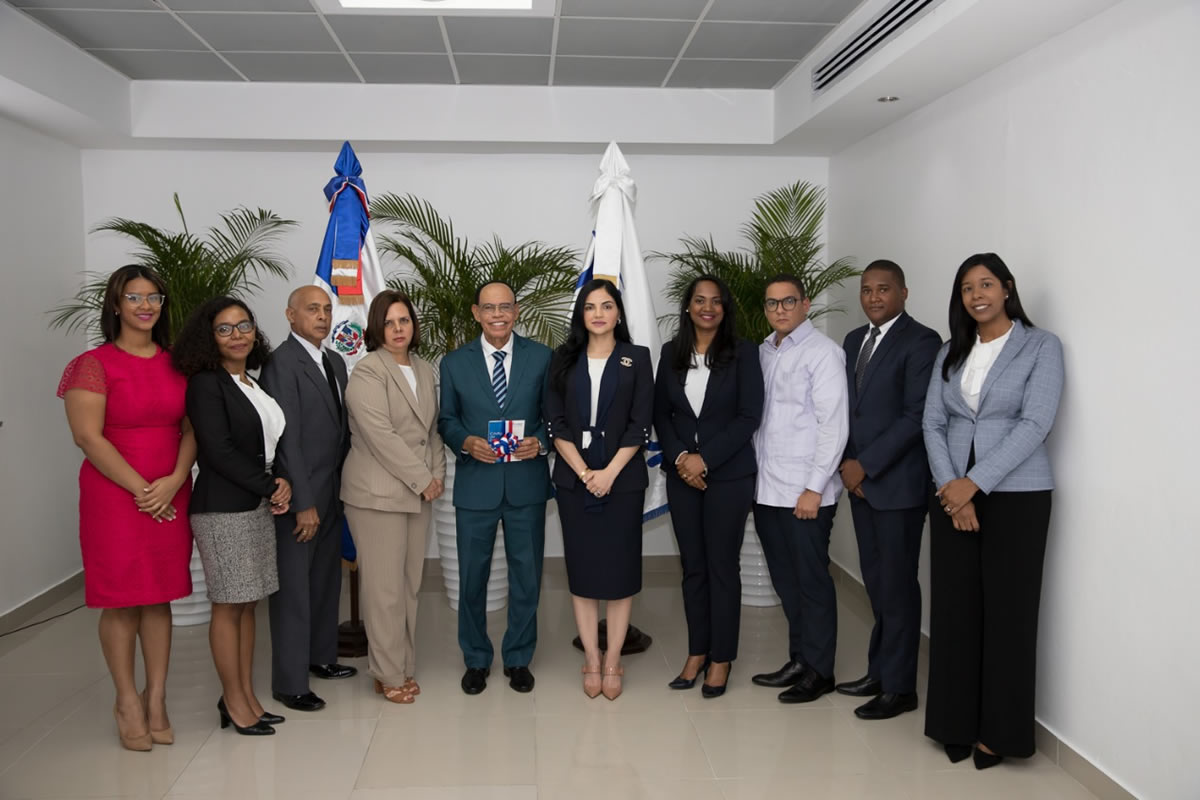 Lidio Cadet, director general de Ética e Integridad Gubernamental (DIGEIG) y la directora ejecutiva del INAIPI, Berlinesa