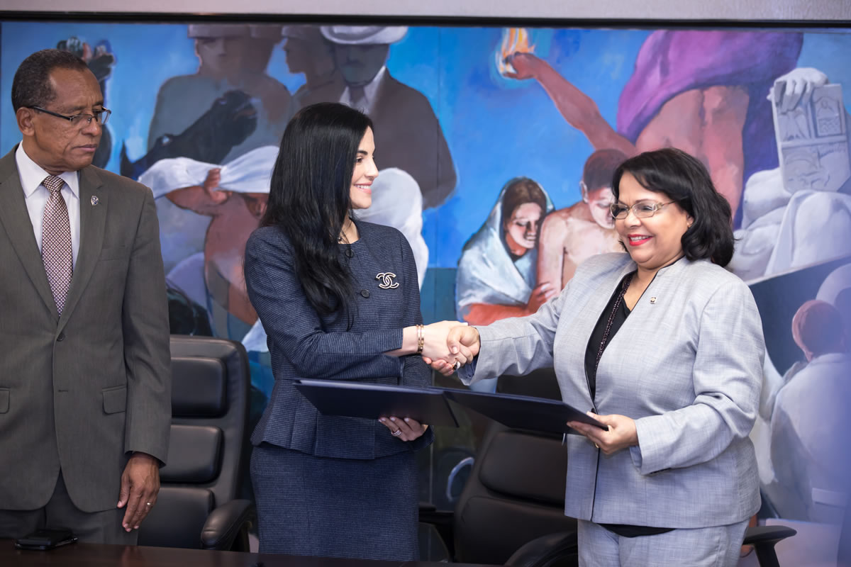 La rectora de la Universidad Autónoma de Santo Domingo (UASD), doctora Emma Polanco Melo y la directora ejecutiva del INAIPI, licenciada Berlinesa Franco se saludan de manos