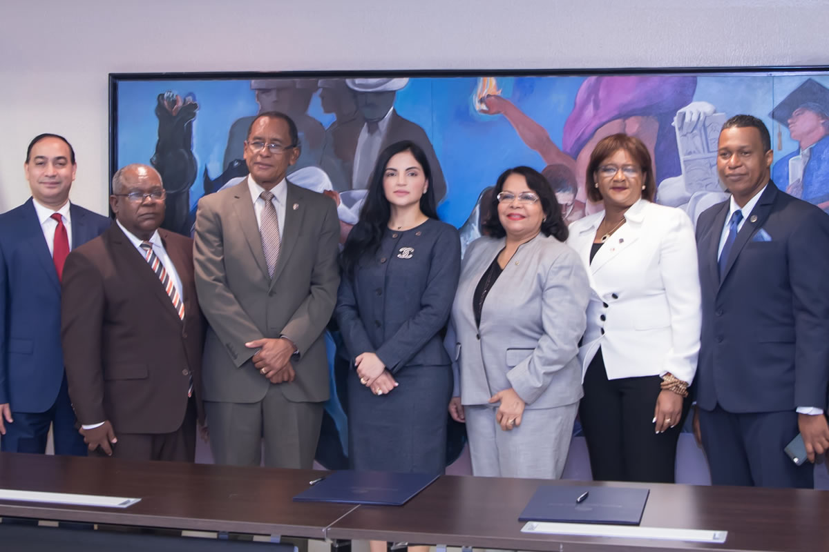 Parte del equipo directivo de la Universidad Autónoma de Santo Domingo (UASD) y el Instituto Nacional de Atención Integral a la Primera Infancia (INAIPI)