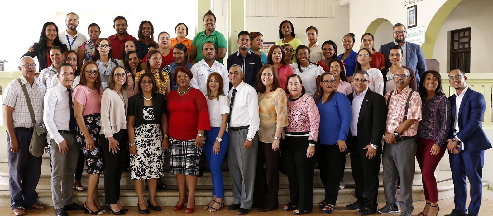 Miembros de los equipos de formación de la Universidad Abierta Para Adultos (UAPA) y del Instituto Nacional de Atención Integral a la Primera Infancia (INAIPI), junto a los colaboradores que cursarán la especialidad