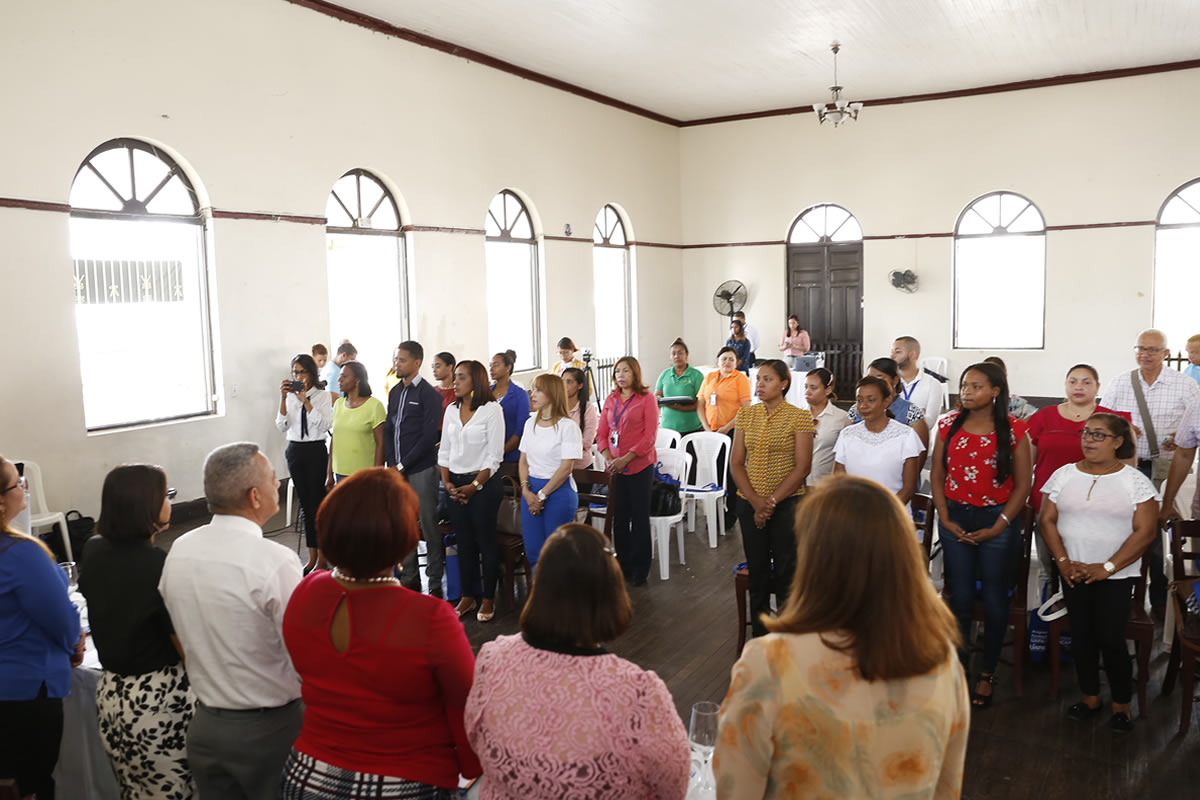 Juntos entonan las gloriosas notas del Himno Nacional