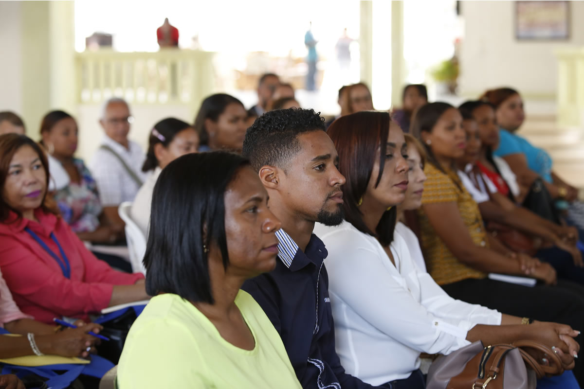 El público que nos acompaña, integrado por colaboradores del INAIPI que desde ya están matriculados en la Especialidad en Gestión de Centros Educativos