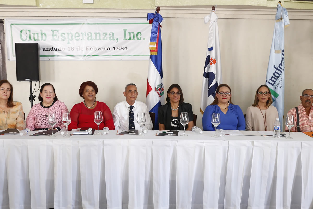 Miembros de los equipos de formación de la Universidad Abierta Para Adultos (UAPA) y del Instituto Nacional de Atención Integral a la Primera Infancia (INAIPI)
