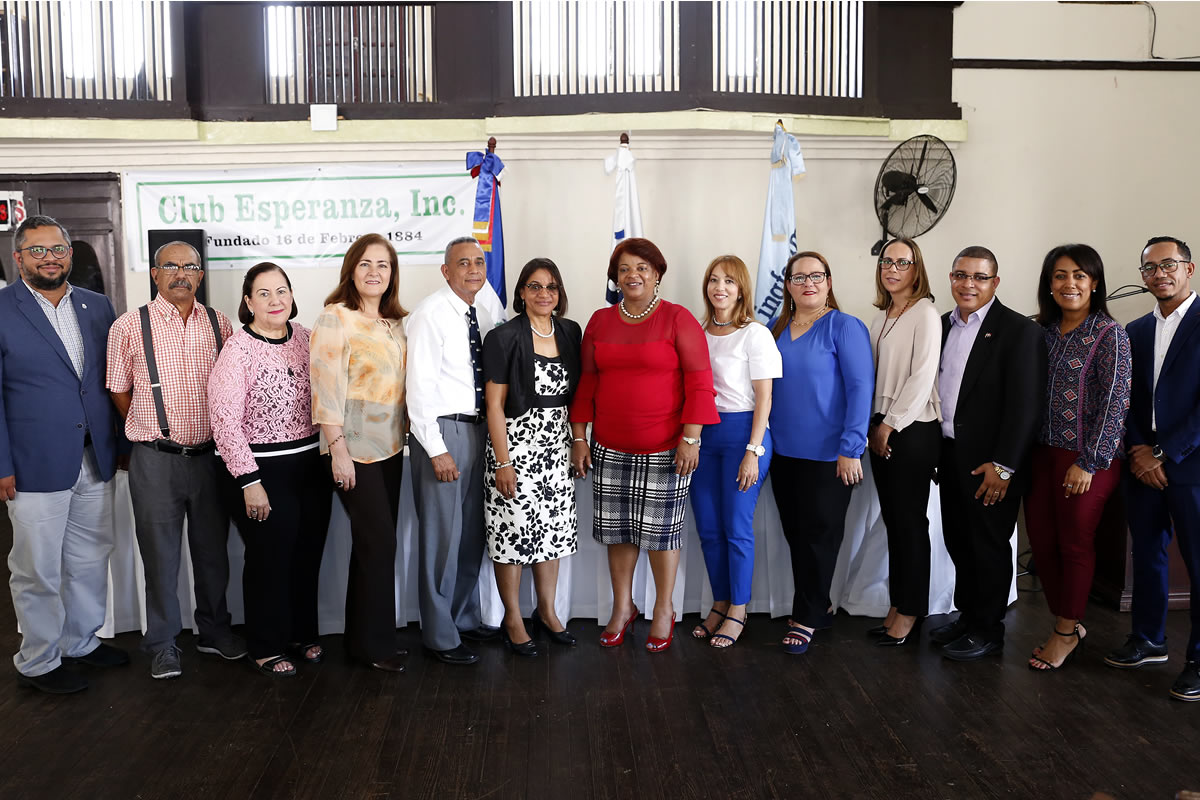 Miembros de los equipos de formación de la Universidad Abierta Para Adultos (UAPA) y del Instituto Nacional de Atención Integral a la Primera Infancia (INAIPI)