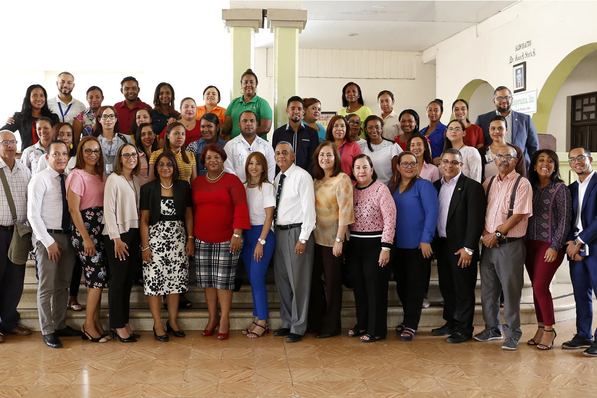 Miembros de los equipos de formación de la Universidad Abierta Para Adultos (UAPA) y del Instituto Nacional de Atención Integral a la Primera Infancia (INAIPI), junto a los colaboradores que cursarán la especialidad