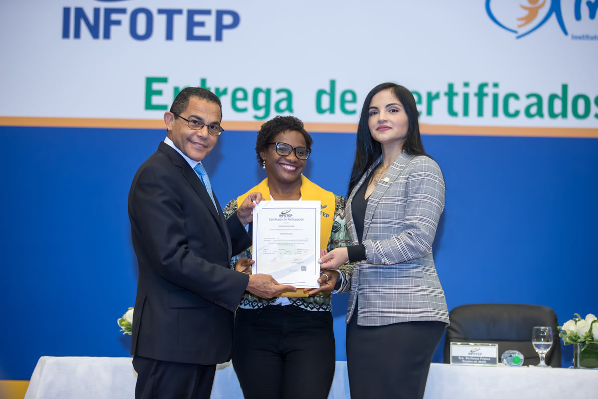 Miembros de equipos directivos INFOTEP e INAIPI entregan certificado a una colaboradora del INAIPI