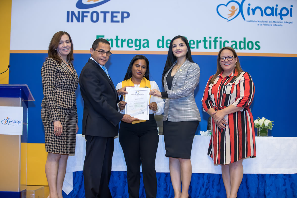 Miembros de equipos directivos INFOTEP e INAIPI entregan certificado a una colaboradora del INAIPI