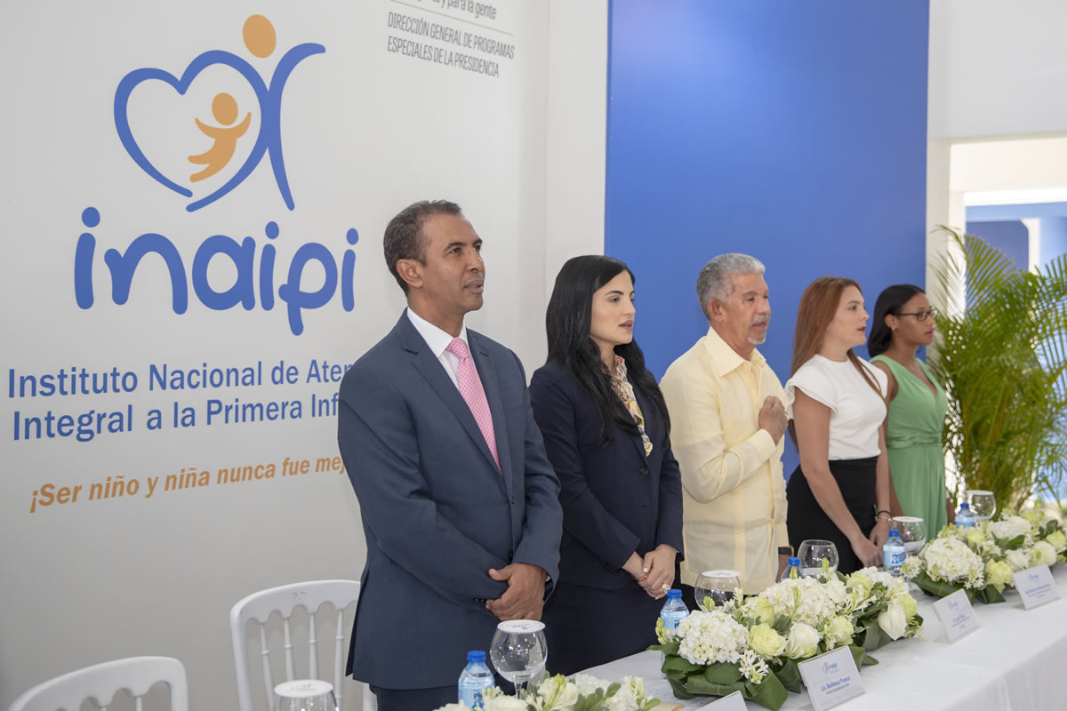 Mesa de honor integrada por el director general de Programas Especiales de la Presidencia (DIGEPEP), Domingo Contreras, Lic. Berlinesa Franco, directora ejecutiva del INAIPI; el Gobernador de la provincia Santo Domingo, Dr. Juan Frías. 
