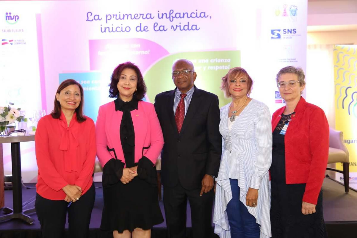 Larissa Pumarol, directora de Quisqueya Empieza Contigo; Clavel Sánchez, secretaria ejecutiva de la Comisión Nacional de Lactancia Materna; Santiago Martínez, director del Banco de Leche Humana de la Maternidad Nuestra Señora de La Altagracia; Martha Nina, coordinadora nacional del programa de Lactancia Materna del Ministerio de Salud Pública; y Brigitte de Hulsters, asesora en salud de la Organización Panamericana de la Salud