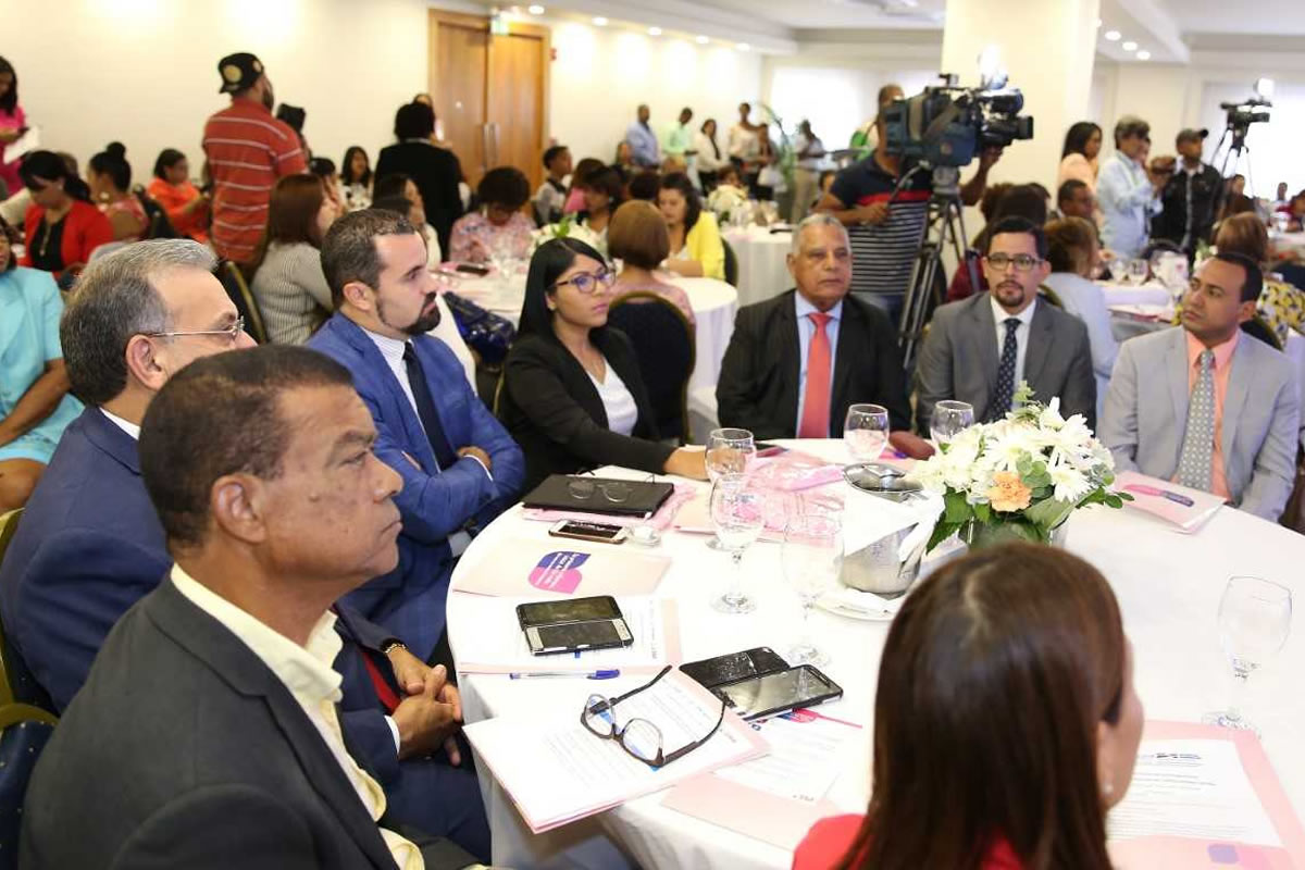 Parte de los invitados(as) al Foro municipal: La Lactancia Materna, contexto nacional y regional