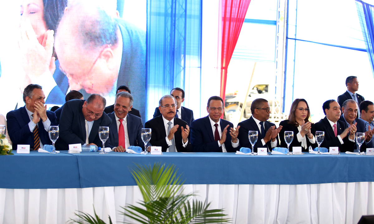 Mesa de honor encabezada por el Presidente Danilo Medina e integrada por los ministros y autoridades de Santiago