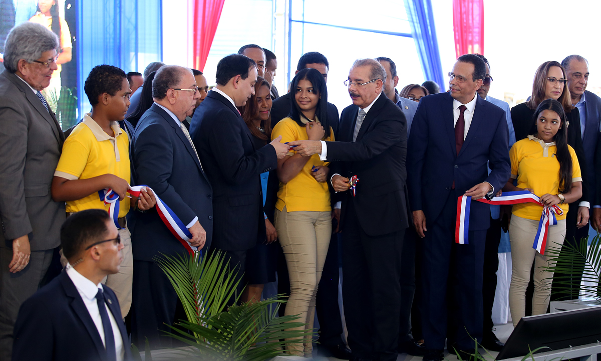 Con el corte de cinta el Presidente Danilo Medina entrega 5 centros educativos con tanda extendida para 3,815 estudiantes, y 3 estancias infantiles para 678 niños y niñas.