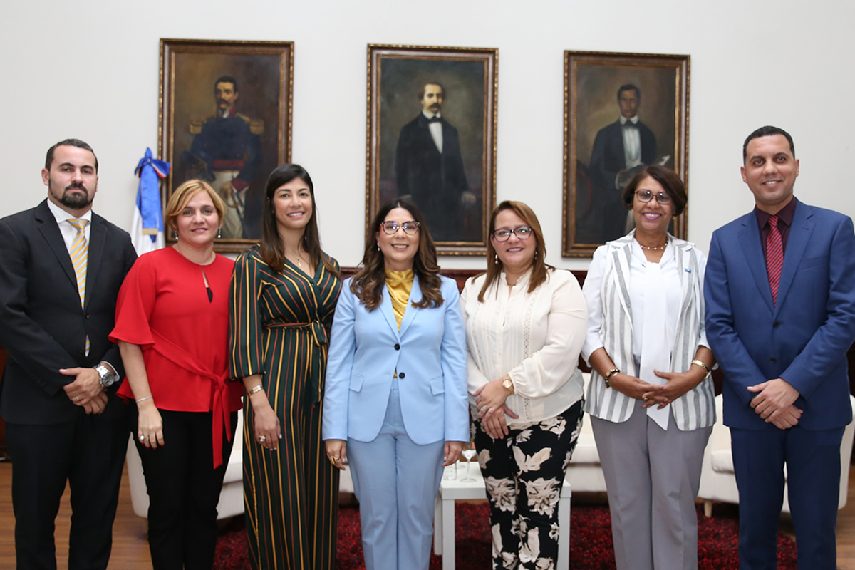 Cristian Maldonado, encargado de Gestión Territorial del CONANI; Sonia Castillo en representación del Ministerio de Educación; Charlene Peña, directora de Rectoría del CONANI; Kenia Lora, presidenta ejecutiva del CONANI; Larissa Pelletier, directora de Desarrollo Infantil del INAIPI, Autria de la Rosa, representante regional del Servicio Nacional de Salud (SNS), y José Luis Morillo, encargado del Departamento de Articulación Intersectorial de DIGEPEP.