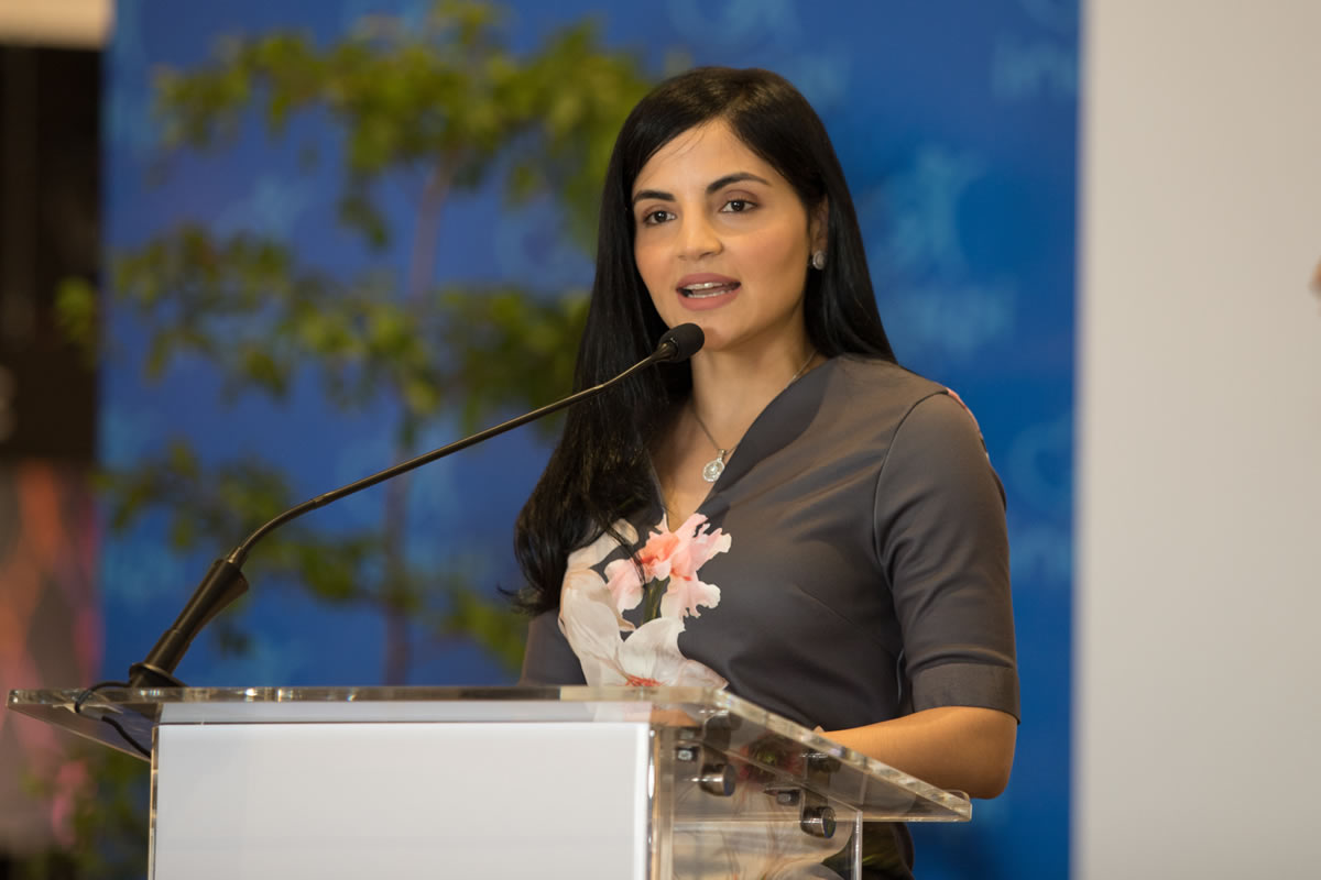 La directora ejecutiva mientras pronuncia las palabras centrales en el acto de inauguración de la exposición