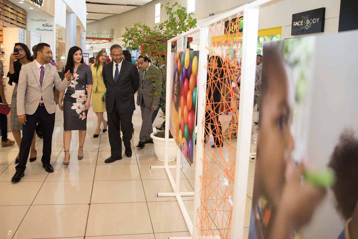 La directora ejecutiva del INAIPI, Berlinesa Franco, observa las fotografías en la exposición
