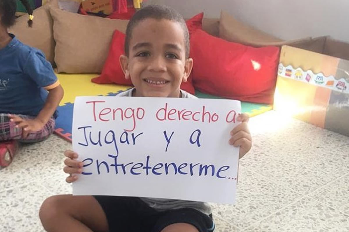 Niño con pancarta ¡Yo conozco mis derechos!