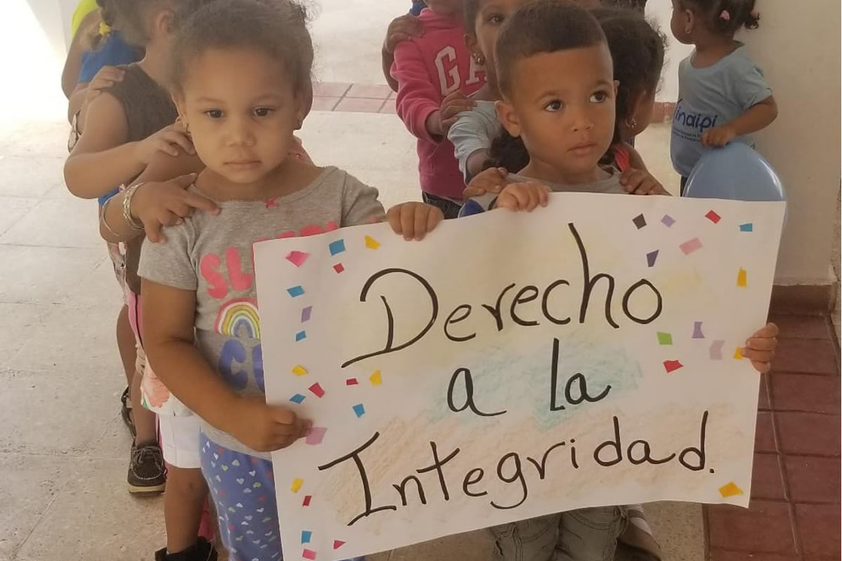 Niños con pancarta Derecho a la Integridad