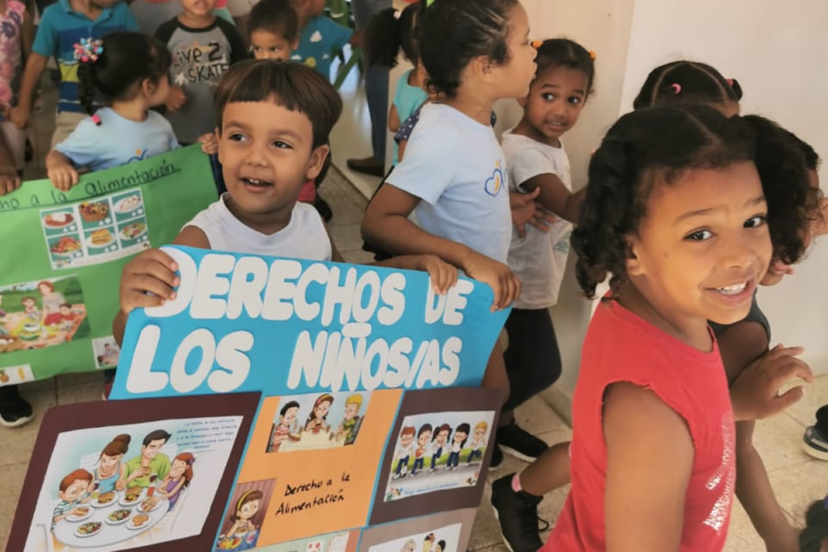  Niños con pancarta Derechos de la Niñez