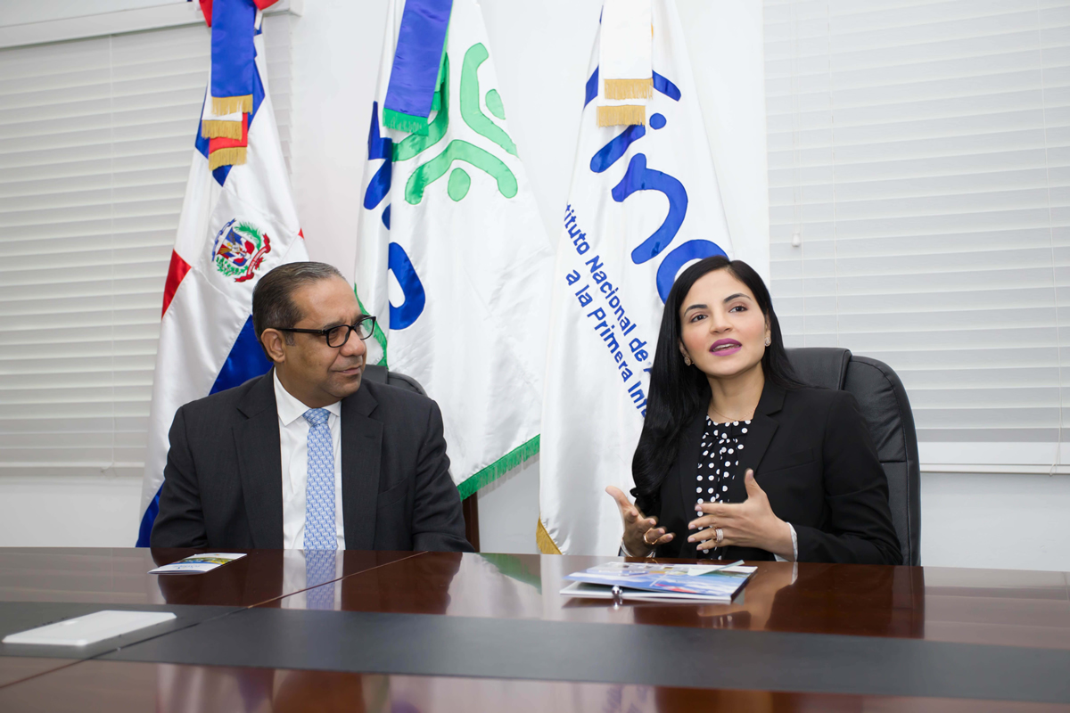 Directora Ejecutiva del INAIPI, Berlinesa Franco, y el viceministro del MAP, Carlos Manzano