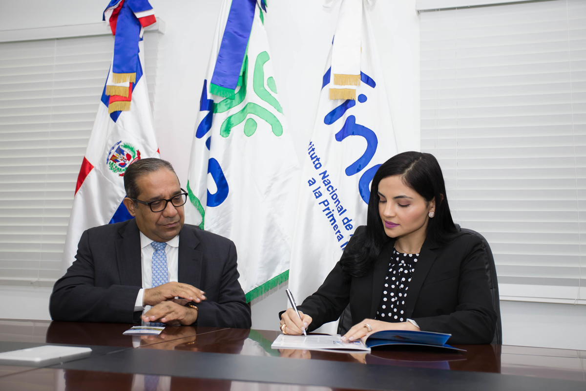 Directora Ejecutiva del INAIPI, Berlinesa Franco, y el viceministro del MAP, Carlos Manzano